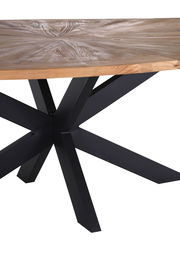 Nahaufnahme eines Esstisches mit runder Holzplatte und schwarzem Metallgestell, seitliche Perspektive.