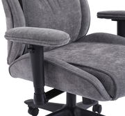 Grauer Homeoffice-Drehstuhl mit Armlehne, seitliche Perspektive