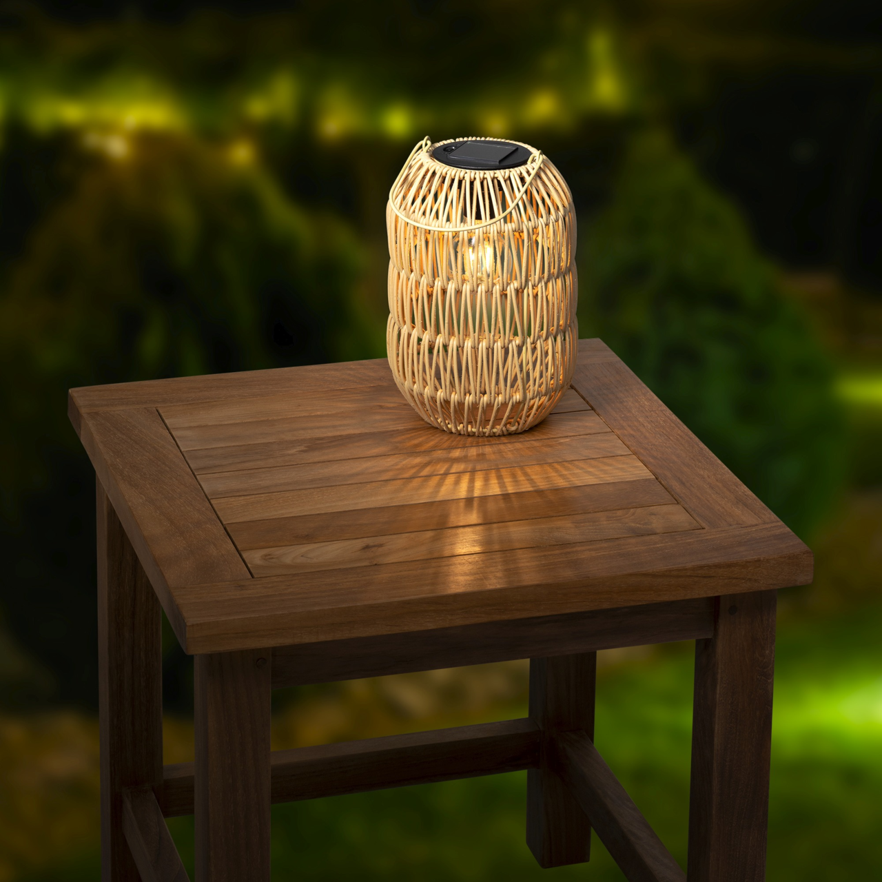 Solar Laterne aus Eisen auf einem Holztisch, beleuchtet in einer nächtlichen Gartenumgebung, seitliche Perspektive