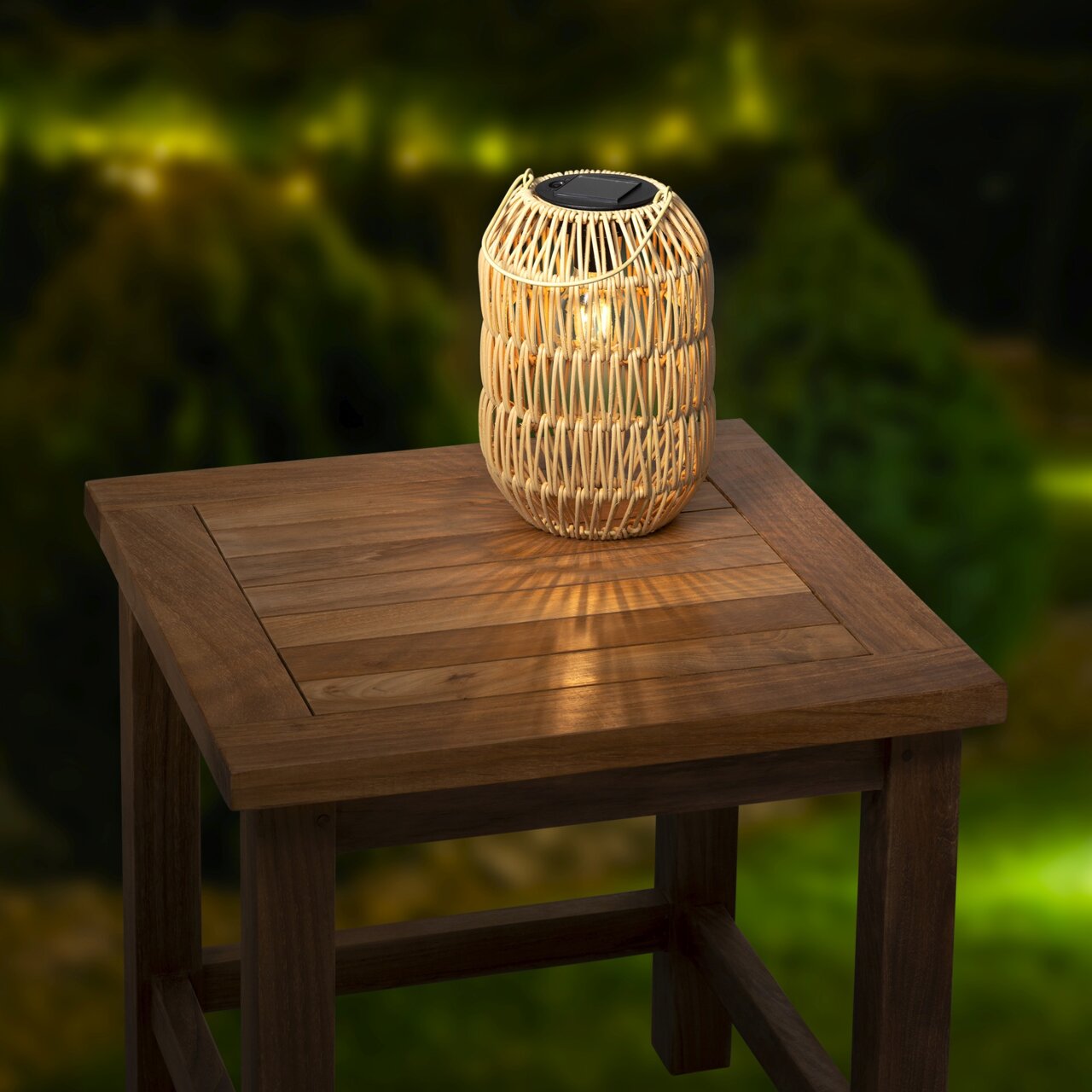 Solar Laterne aus Eisen auf einem Holztisch, beleuchtet in einer nächtlichen Gartenumgebung, seitliche Perspektive