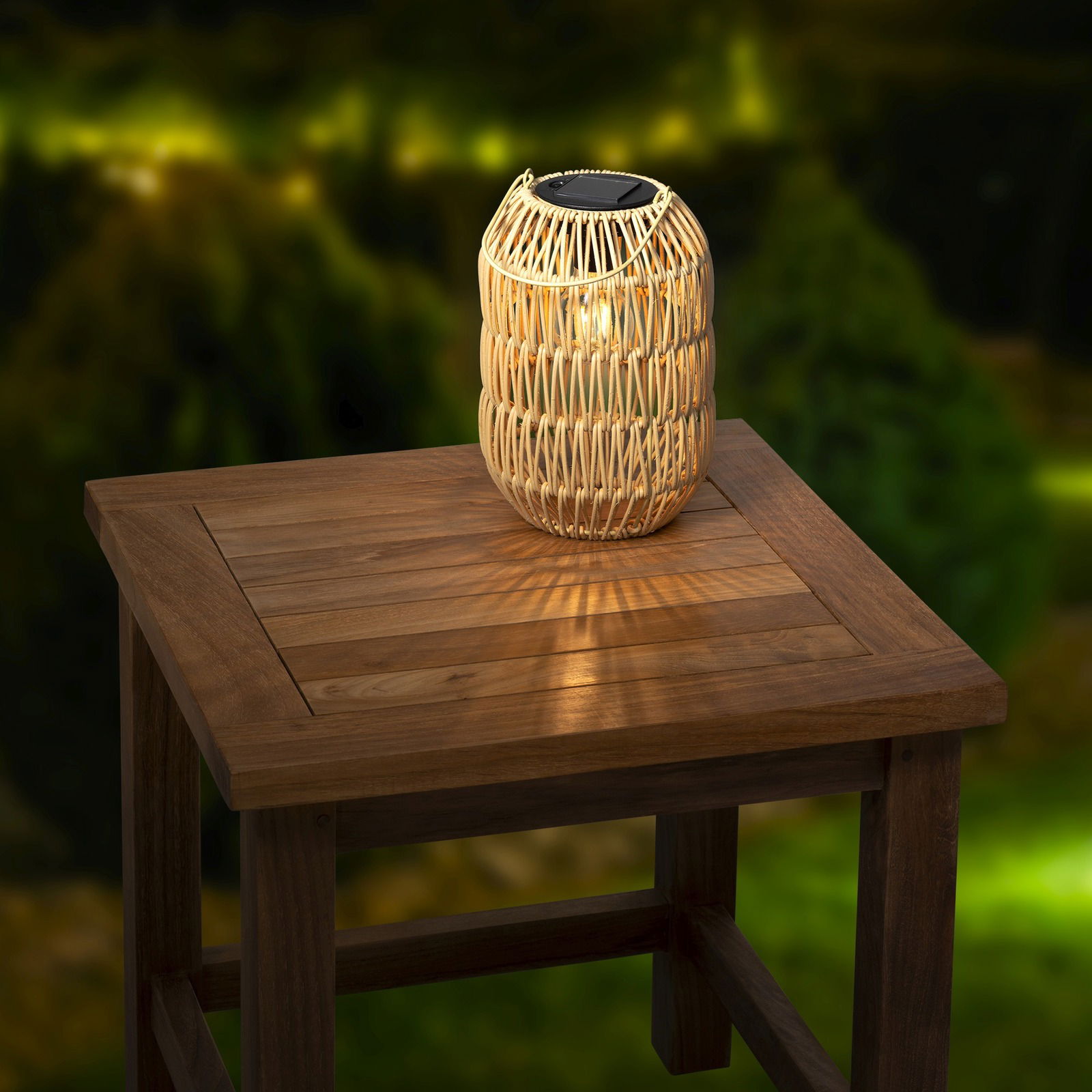 Lumineo Solar Laterne eisen Solar Laterne aus Eisen auf einem Holztisch, beleuchtet in einer nächtlichen Gartenumgebung, seitliche Perspektive