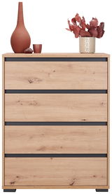 Hochkommode aus der Serie LINE mit vier Schubladen in Holzoptik, dekoriert mit einer Vase, einem kleinen Becher und einem Blumentopf, Frontalansicht