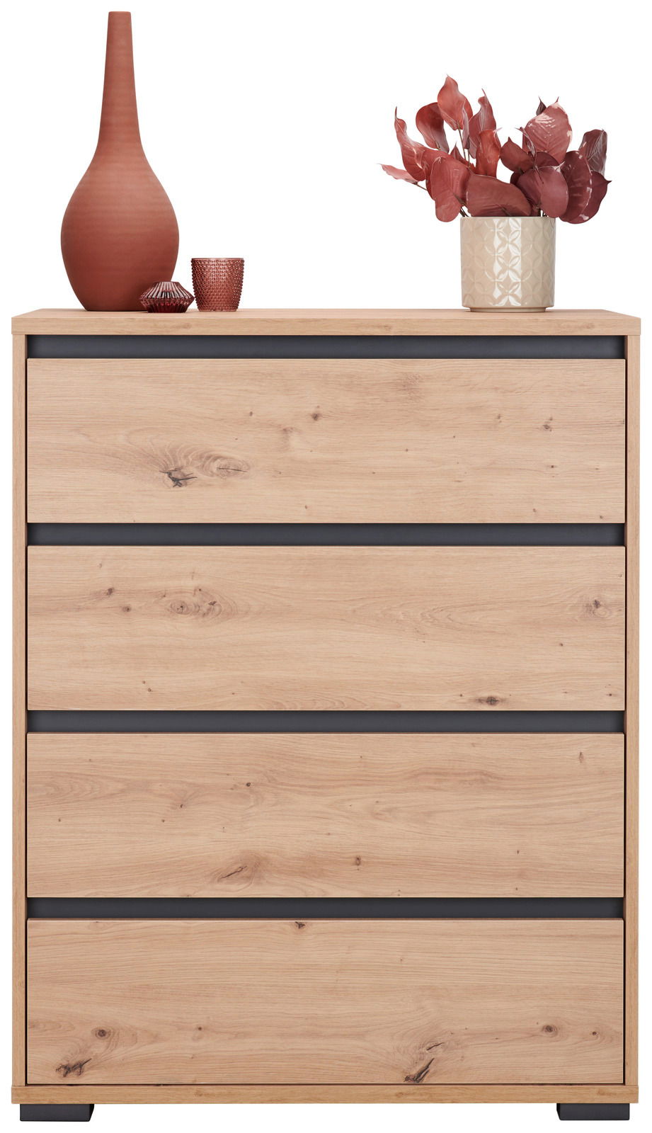Hochkommode aus der Serie LINE mit vier Schubladen in Holzoptik, dekoriert mit einer Vase, einem kleinen Becher und einem Blumentopf, Frontalansicht