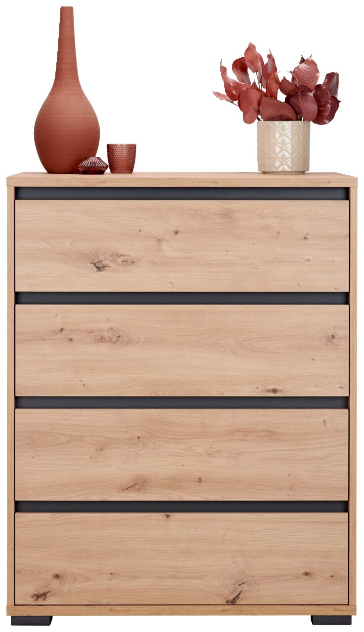 Hochkommode aus der Serie LINE mit vier Schubladen in Holzoptik, dekoriert mit einer Vase, einem kleinen Becher und einem Blumentopf, Frontalansicht