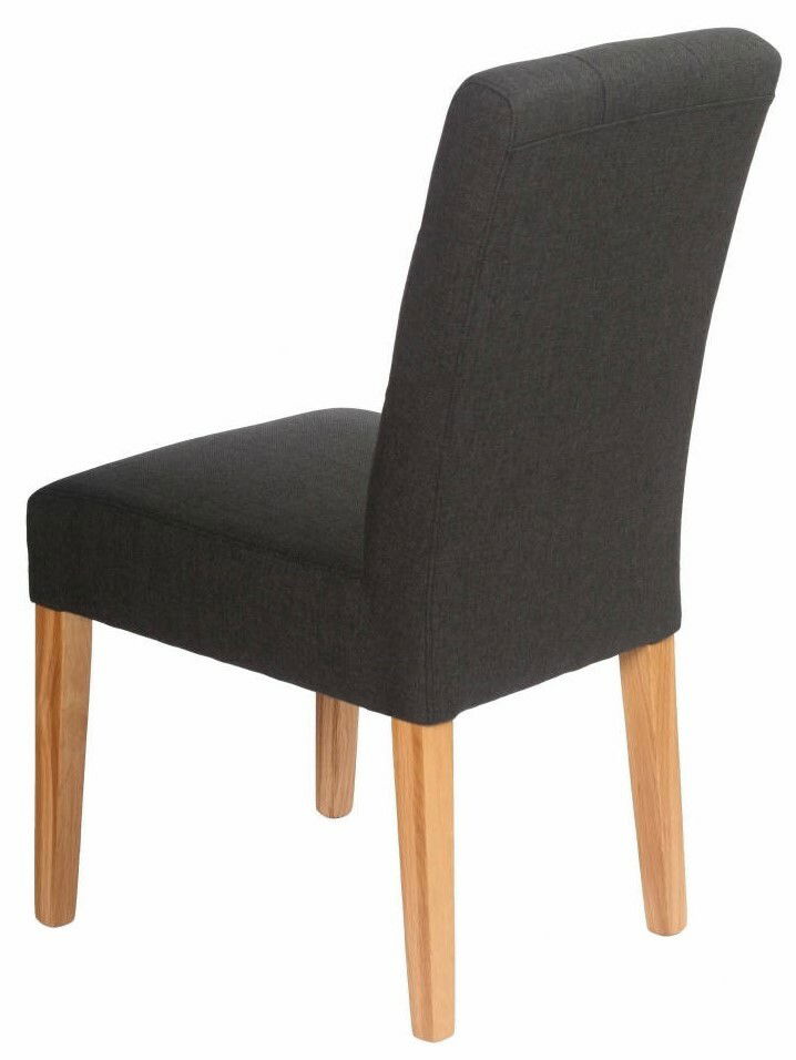 Rückansicht eines modernen Stuhls mit dunklem Stoffbezug und hellen Holzbeinen