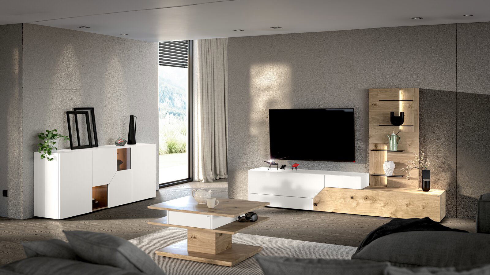 Modernes Wohnzimmer mit weiß-naturholzfarbener TV-Wand und Sideboard, Flachbild-TV, Couchtisch und dekorativen Regalen, fotografiert in schräger Frontansicht aus dem Raum.