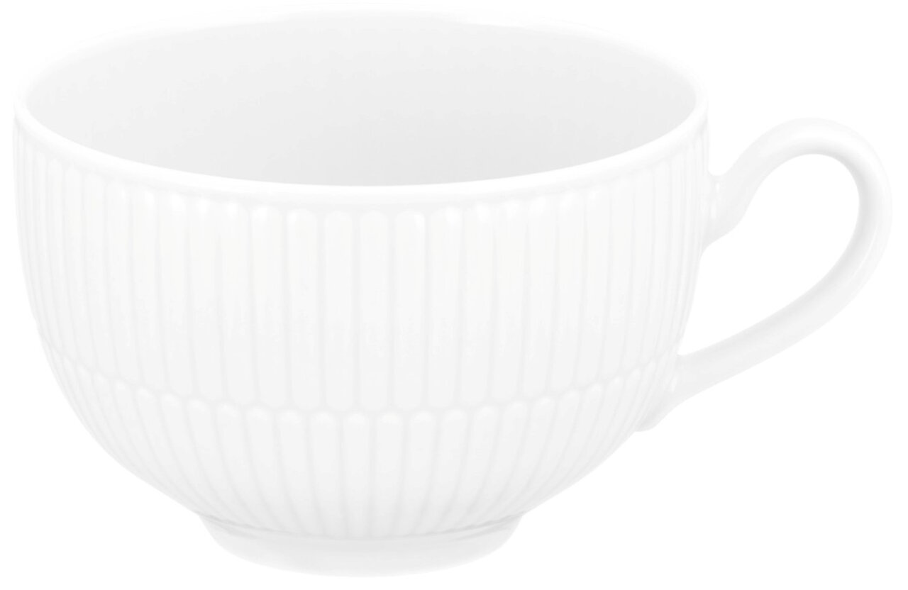 Witte koffiekop met melk, met geribbeld patroon, zijaanzicht