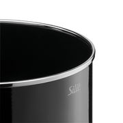 Nahaufnahme eines schwarzen Topfes aus der Elegance Line mit glänzendem Rand, seitliche Perspektive