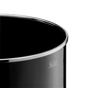 Nahaufnahme eines schwarzen Topfes aus der Elegance Line mit glänzendem Rand, seitliche Perspektive