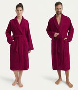 Zwei Personen in fuchsiafarbenen Bademänteln mit Schalkragen, frontal fotografiert.