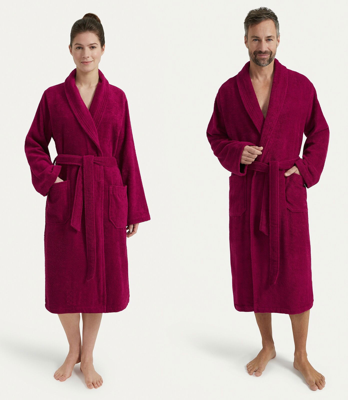 Zwei Personen in fuchsiafarbenen Bademänteln mit Schalkragen, frontal fotografiert.