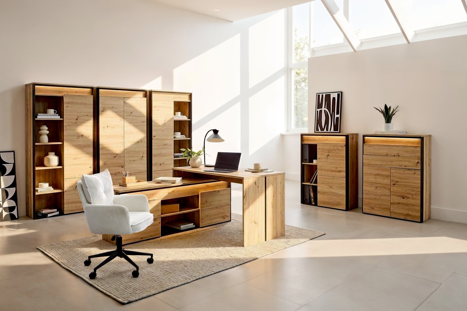 Modernes Büromöbel-Set aus naturbelassenem Holz mit Schreibtisch, Stauraumschränken und offenen Regalfächern, aus schräger Frontperspektive in einem hellen Homeoffice präsentiert.