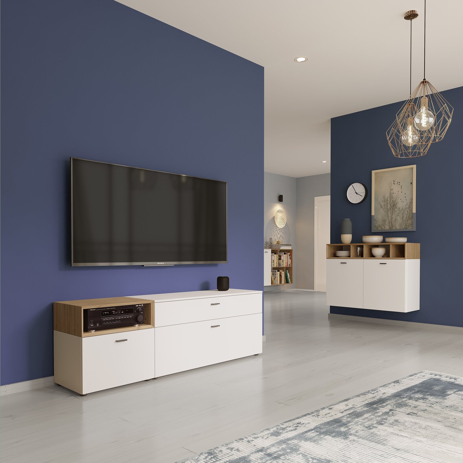 Moderne weiße Kommode mit Holzdetails, frontal betrachtet, in einem stilvoll eingerichteten Wohnzimmer mit blauer Wand und hängendem Fernseher.