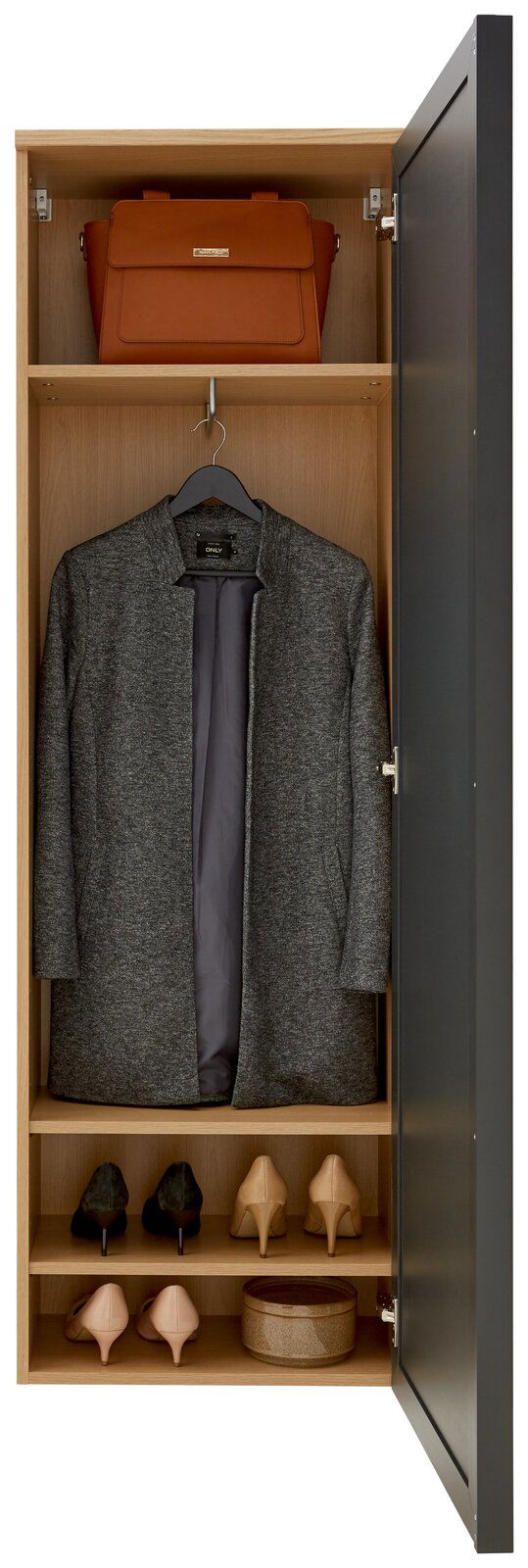 Offener Hängegarderobenschrank mit einer grauen Jacke, einem orangefarbenen Handtasche oben und mehreren Paar Schuhen unten, von vorne betrachtet.