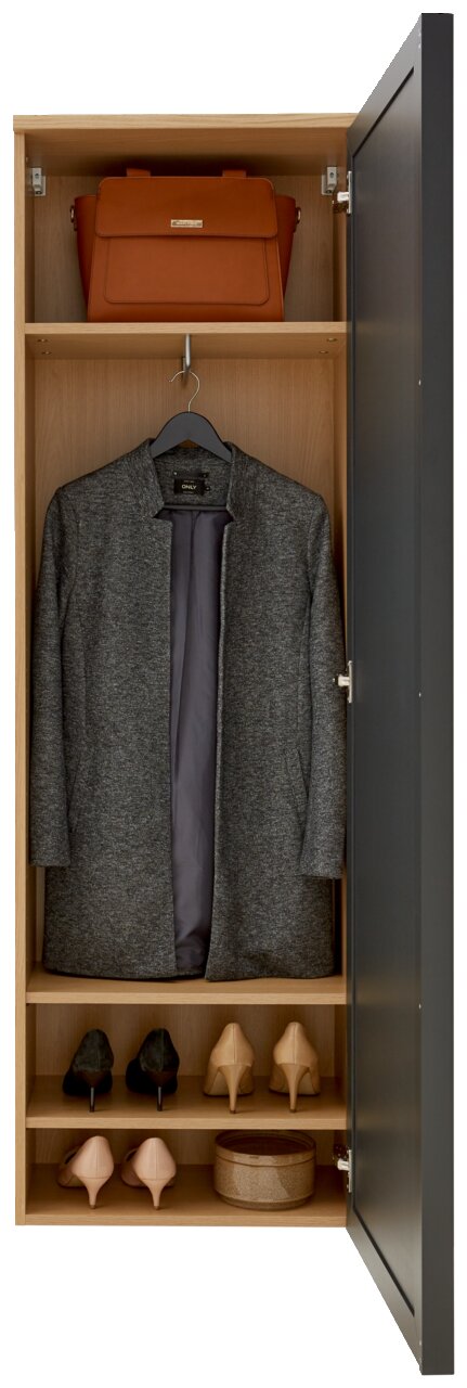 Offener Hängegarderobenschrank mit einer grauen Jacke, einem orangefarbenen Handtasche oben und mehreren Paar Schuhen unten, von vorne betrachtet.