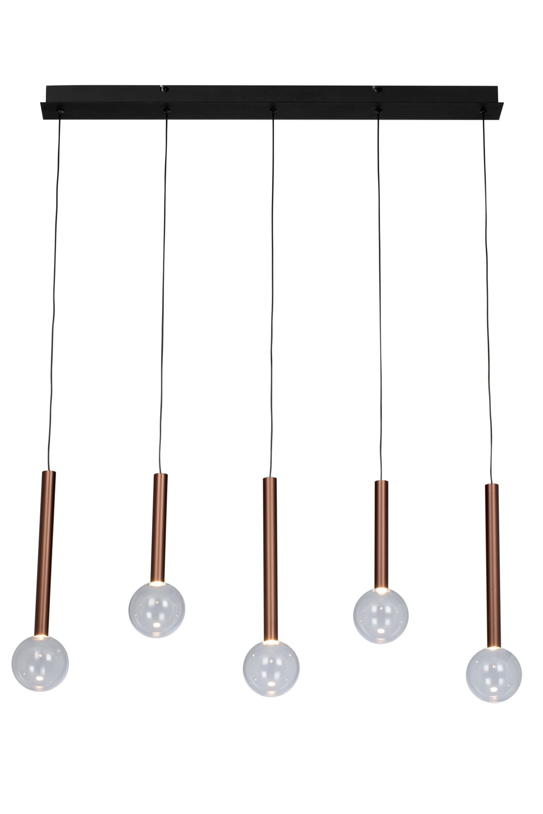 Moderne LED-hanglamp met vijf hangende lampen in koperen fittingen, gezien vanaf de voorkant.