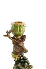 Kerzenständer in Form eines Hirschkopfes mit Geweih, verziert mit goldenen und grünen Akzenten, seitliche Perspektive.