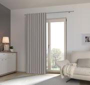 Grauer Fertigvorhang in einem modernen Wohnzimmer, seitliche Perspektive