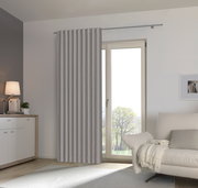 Grauer Fertigvorhang in einem modernen Wohnzimmer, seitliche Perspektive