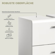 Nahaufnahme aus schräger Vorderansicht eines weißen Möbelkorpus mit melaminharzbeschichteter, robuster Oberfläche; kratzfest, stoßfeste Kante, wasserabweisend und leicht zu reinigen.