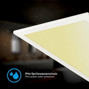 Rechthoekige LED plafondlamp/paneel met witte rand en warmwitte lichtplaat, IP44 spatwaterdicht, schuin van onderen in close-up weergegeven met waterdruppels op donkere achtergrond