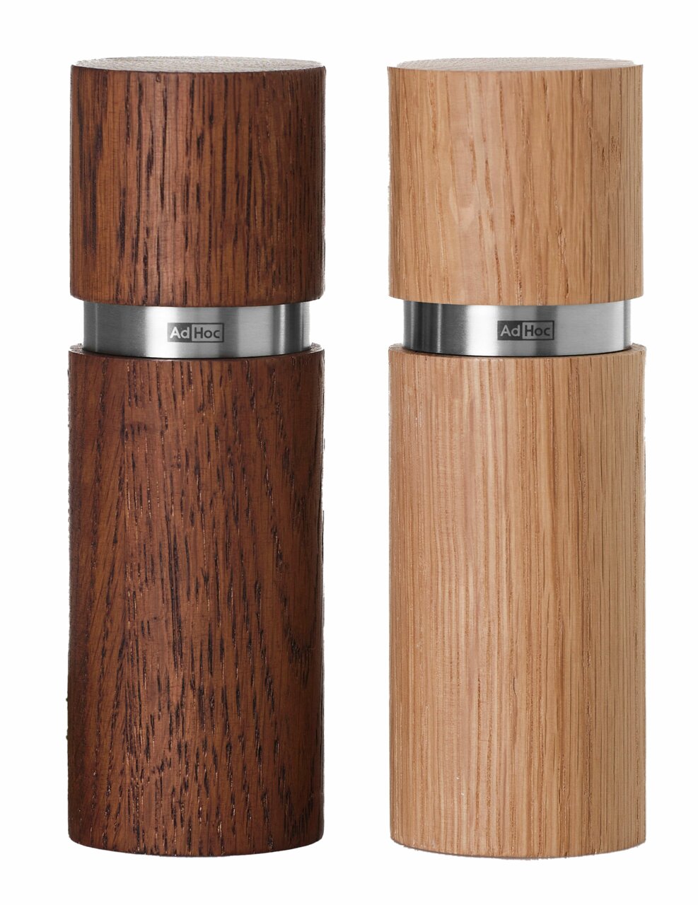 Zwei zylindrische Mühlen aus Holz, eine in dunkler und eine in heller Holzfarbe, mit Edelstahlring in der Mitte, frontal abgebildet.