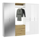 Garderobenkombination mit Spiegel- und Holzelementen, frontal betrachtet, mit hängenden Mänteln.