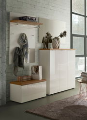 Moderne Garderobeneinrichtung mit weißem Hochglanz-Schuhschrank, passendem Garderobenpaneel und Spiegel, seitliche Perspektive