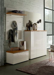 Moderne Garderobeneinrichtung mit weißem Hochglanz-Schuhschrank, passendem Garderobenpaneel und Spiegel, seitliche Perspektive