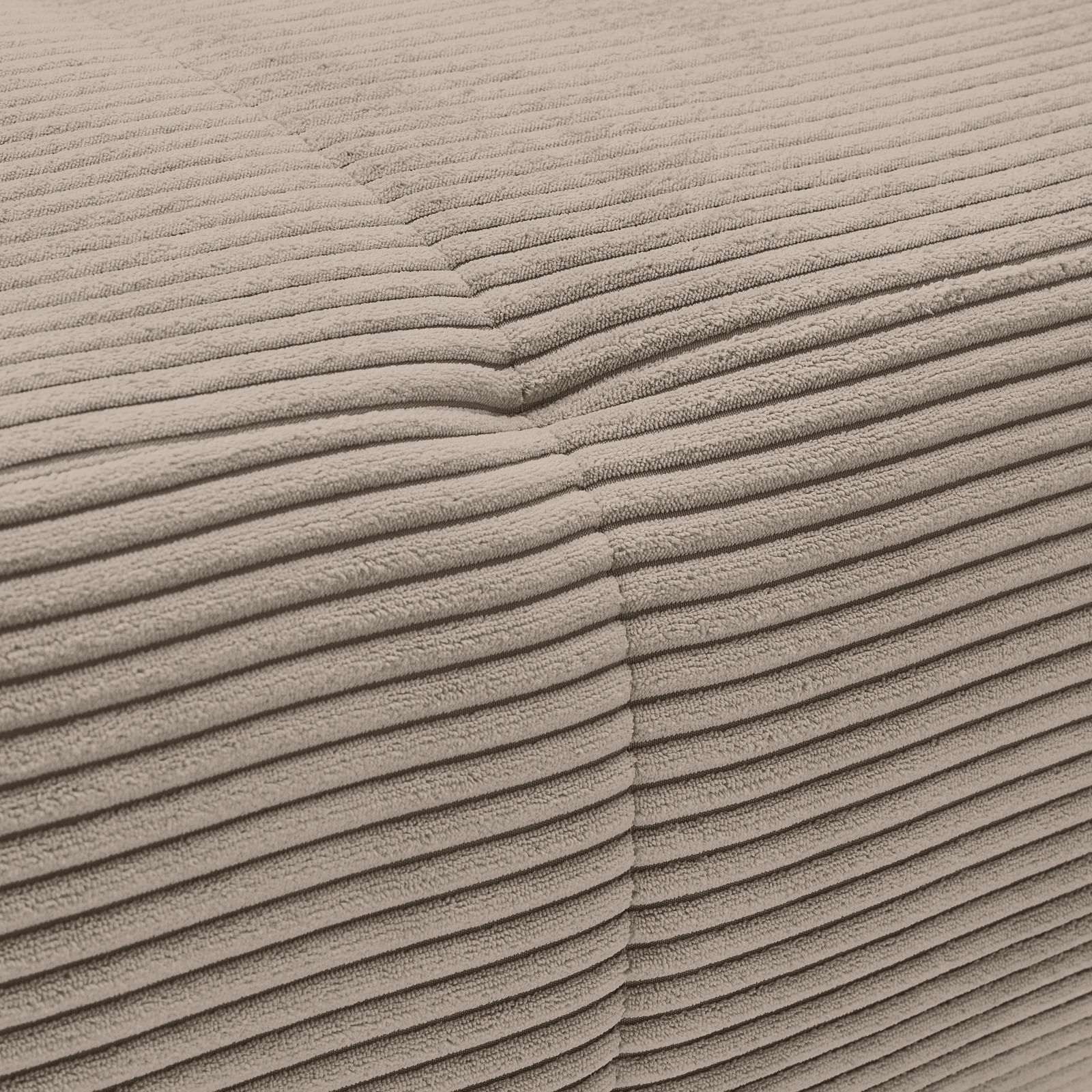 Nahaufnahme einer beige gestreiften Textur eines Sofas aus der Vogelperspektive.