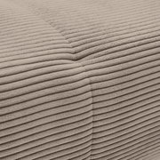 Nahaufnahme einer beige gestreiften Textur eines Sofas aus der Vogelperspektive.