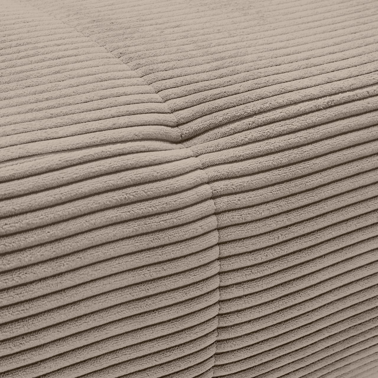 Nahaufnahme einer beige gestreiften Textur eines Sofas aus der Vogelperspektive.