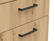 Nahaufnahme einer Kommode mit Holzoptik und schwarzen Griffen, seitliche Perspektive