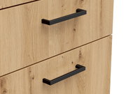 Nahaufnahme einer Kommode mit Holzoptik und schwarzen Griffen, seitliche Perspektive