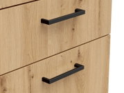 Nahaufnahme einer Kommode mit Holzoptik und schwarzen Griffen, seitliche Perspektive