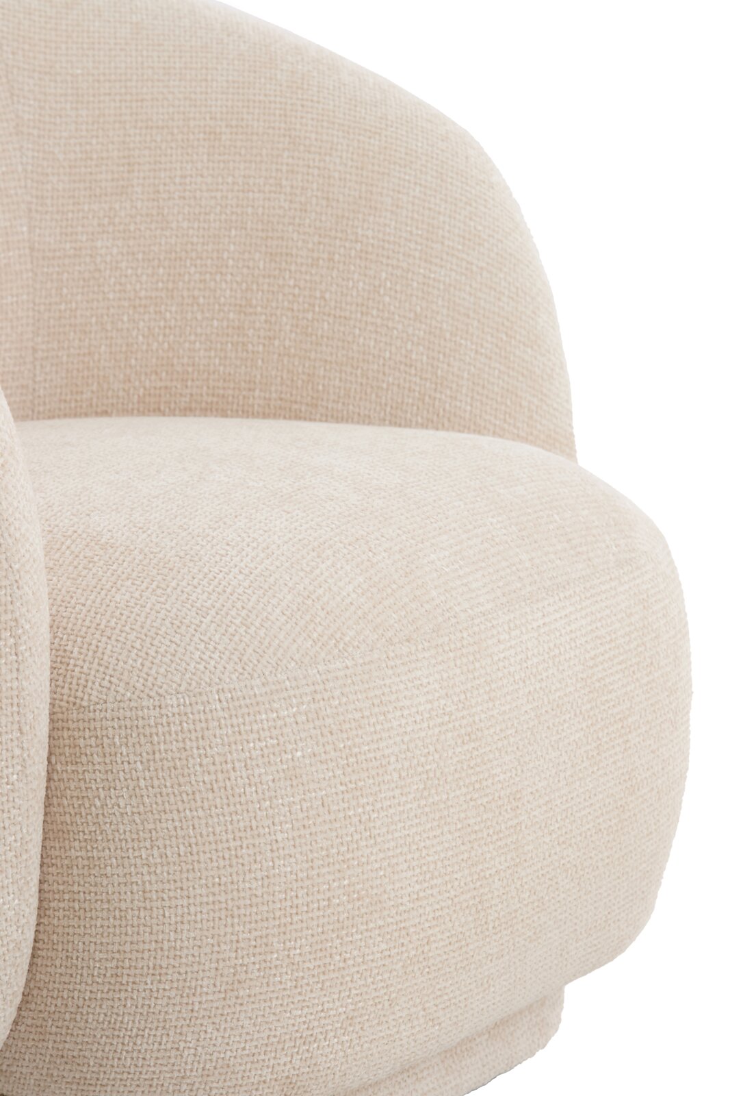 Close-up van een beige, gestoffeerde stoel met afgeronde vormen, gezien vanaf de zijkant