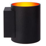 Schwarze zylindrische Wandleuchte mit orangefarbenem Innenraum, seitliche Perspektive