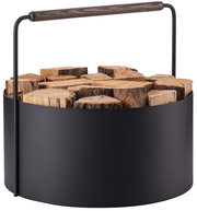 Moderner Feuerholz-Korb Ashi aus schwarzem Metall mit Holzgriff, gefüllt mit Holzscheiten, seitliche Perspektive.