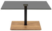 Moderner Couchtisch mit quadratischer Glasplatte, schwarzem Metallgestell und Holzsockel, frontal betrachtet.
