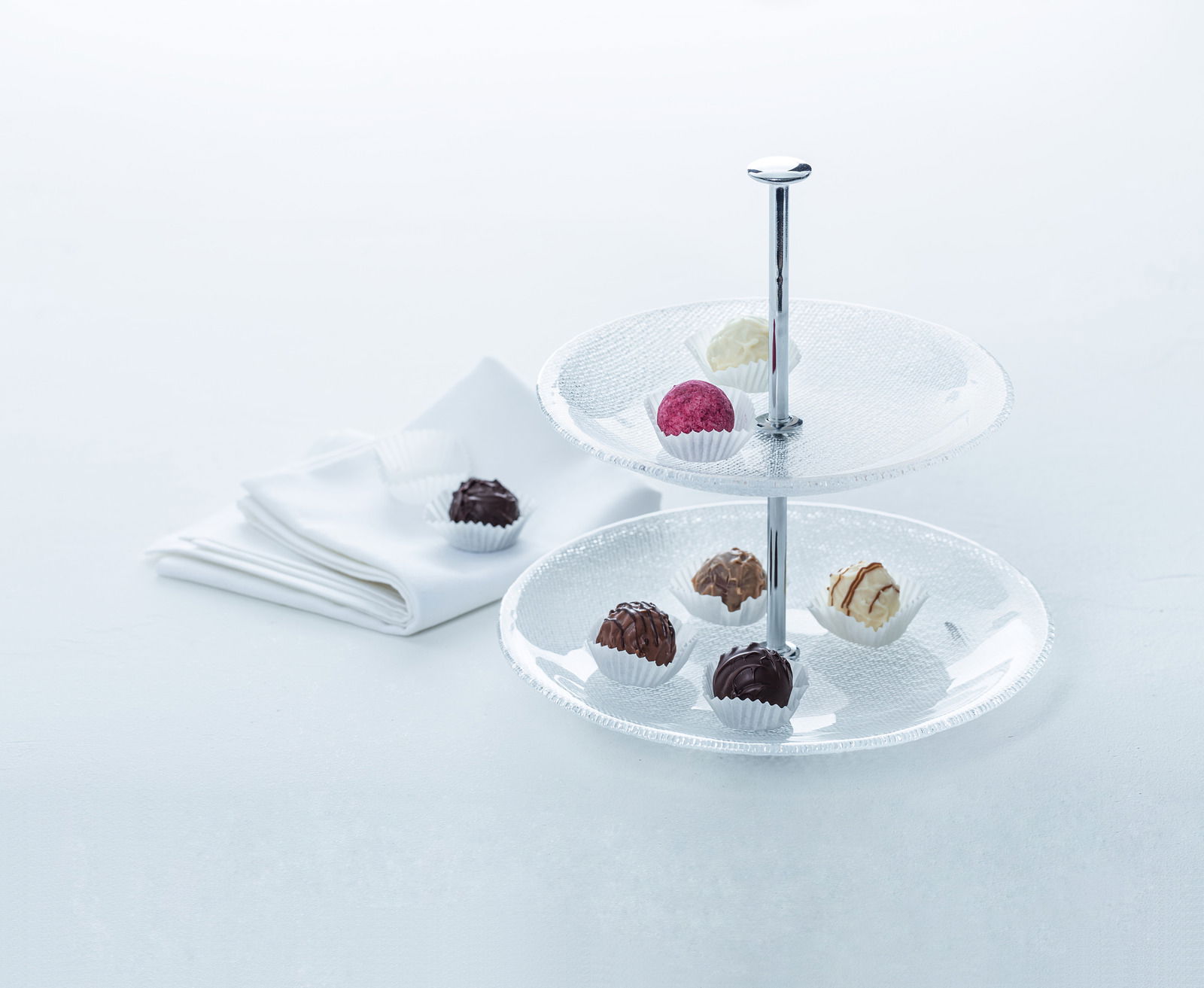 Leonardo Etagere 2-stöckig PRALINA Zweistöckige Glas-Etagere Pralina mit Pralinen, seitliche Perspektive