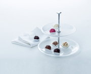 Zweistöckige Glas-Etagere Pralina mit Pralinen, seitliche Perspektive