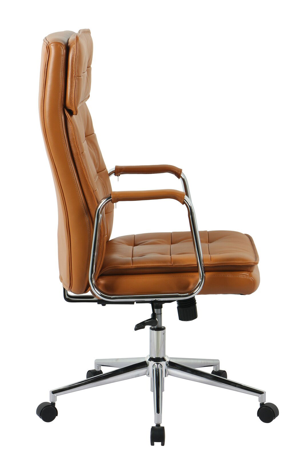 Seitliche Ansicht eines braunen Chefsessels mit verchromten Armlehnen und Rollen.