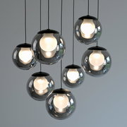 Moderne LED-Pendelleuchte mit sieben kugelförmigen, transparenten Lampenschirmen, von unten betrachtet.