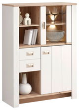 Weißes Highboard mit Holzdetails, zwei Schubladen, offenen Regalfächern und dekorativen Elementen, frontal betrachtet