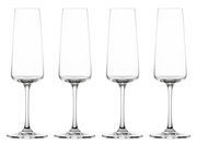 Vier elegante Sektgläser in einer geraden Frontansicht.