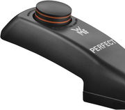 Nahaufnahme des Griffs eines Schnellkochtopfs mit der Aufschrift 'PERFECT' und einem Druckknopf mit zwei orangefarbenen Ringen.