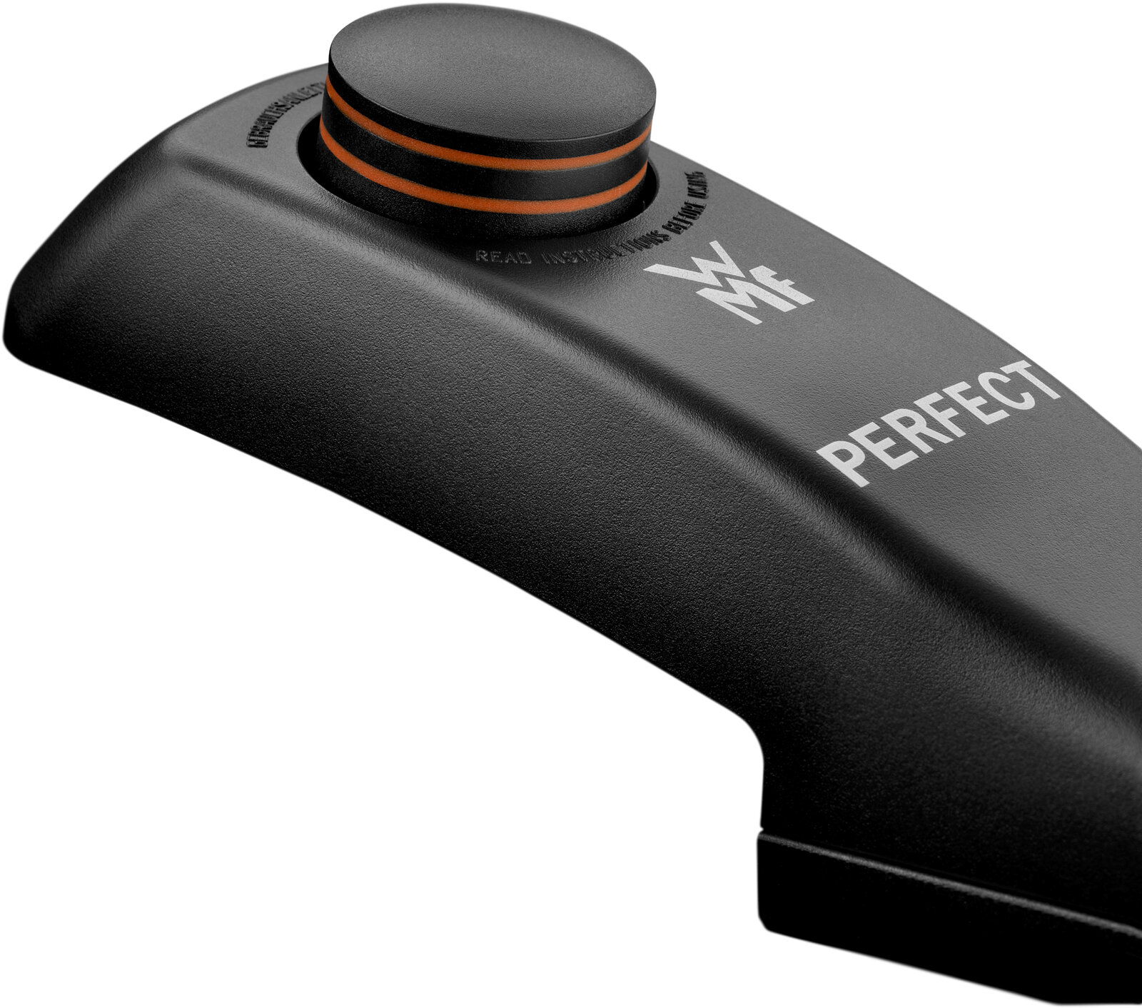 Nahaufnahme des Griffs eines Schnellkochtopfs mit der Aufschrift 'PERFECT' und einem Druckknopf mit zwei orangefarbenen Ringen.