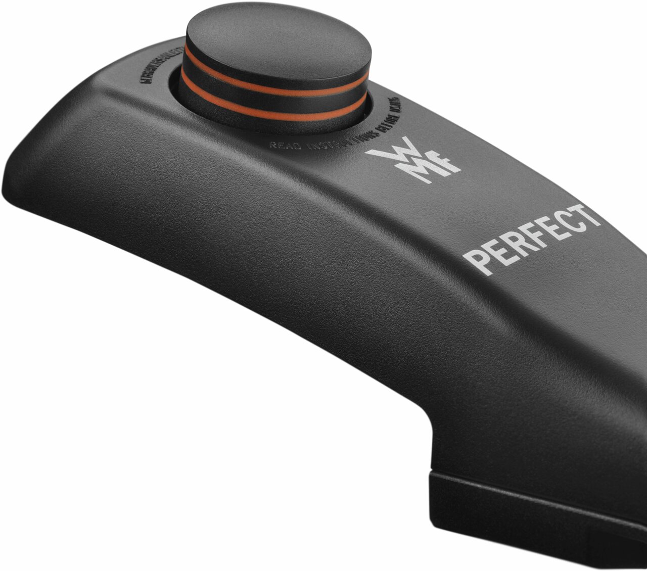 Nahaufnahme des Griffs eines Schnellkochtopfs mit der Aufschrift 'PERFECT' und einem Druckknopf mit zwei orangefarbenen Ringen.