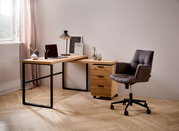 Moderner Funktionsschreibtisch mit Holzplatte und schwarzem Metallgestell, ergänzt durch einen grauen Bürostuhl auf Rollen. Perspektive von vorne links.