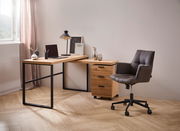Moderner Funktionsschreibtisch mit Holzplatte und schwarzem Metallgestell, ergänzt durch einen grauen Bürostuhl auf Rollen. Perspektive von vorne links.